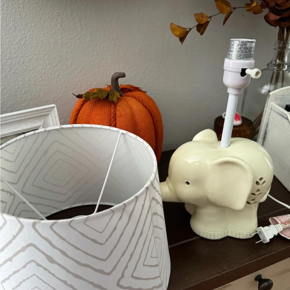 Elephant lamp with chevron shade - Picture 4 of 5